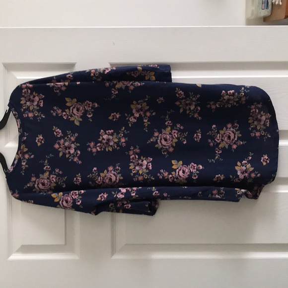 Beautiful rose print shirt! - Picture 2 of 5